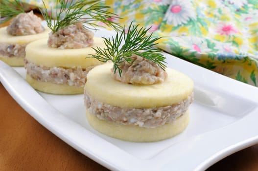 Snack of slices of apple and foie herring (forshmak)