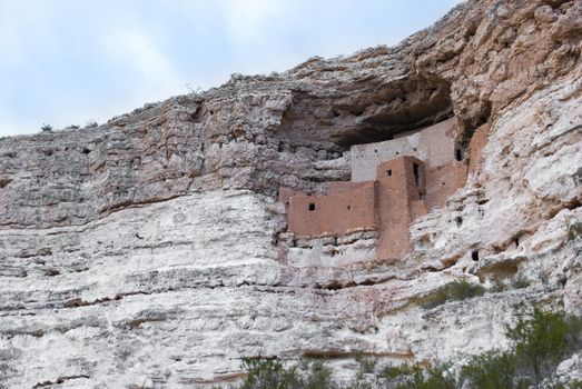 Montezuma Castle National Monument near the town of Camp Verde, Arizona, United States. The monument was actually a prehistoric apartment complex built and used by the Sinagua people, between approximately 1100 and 1425 AD, before Montezuma was even born.
