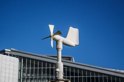 Close up of the anemometer on top of the pole