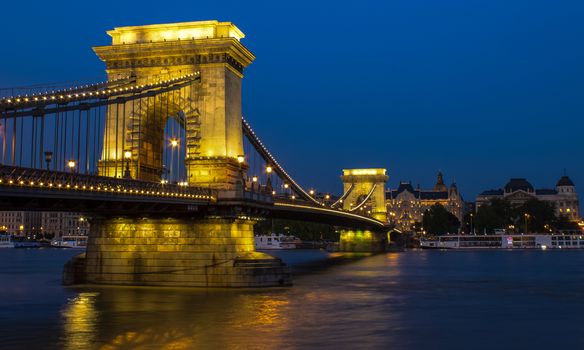 Old Chain Bridge, sweeping across the River Danube at twilight, Budapest, Hungary, Europe