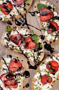 Sandwich  ricotta and mint with strawberry slices and chocolate topping