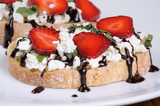 Sandwich  ricotta and mint with strawberry slices and chocolate topping