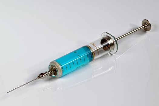 injection needle with blue medicine