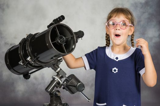 Girl astronomer happily surprised by what he saw in the telescope