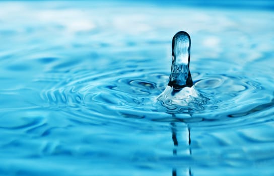 A water drop bounces into the air after it falls