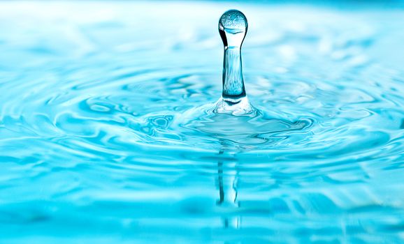 Stop action photo of Aqua colored column