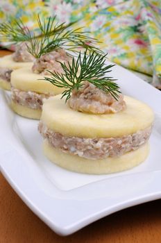 Appetizer of slices of apple and foie herring (forshmak)