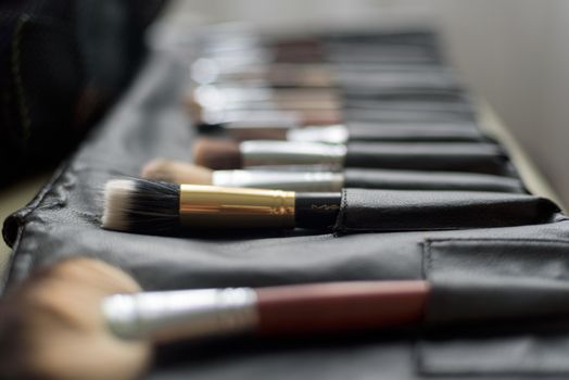 set make-up brushes on the table