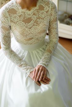 female hands on the wedding dress