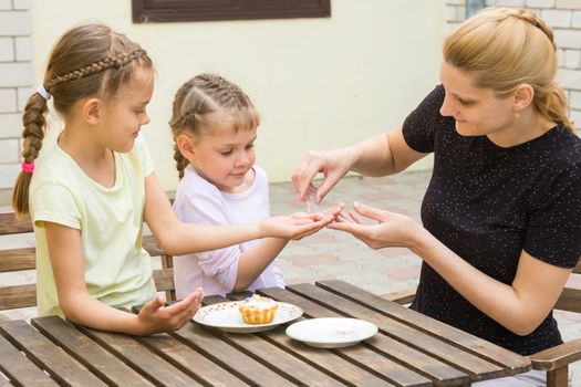 Mother pours into the handle daughters confectionery Powder for cupcakes