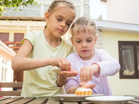 Sisters sprinkle confectionery mother cooked on Easter cupcakes