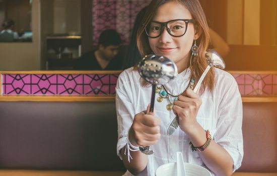 Asian women are waiting for lunch, Happy mood.