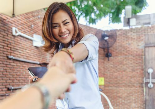 Asian women are happy with the greeting,Focus on face