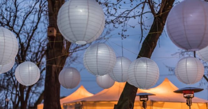 wedding decor, glowing lanterns in the sky