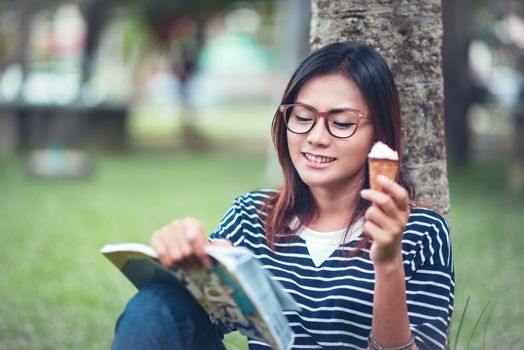 Asian women have enjoyed eating and reading,focus on face