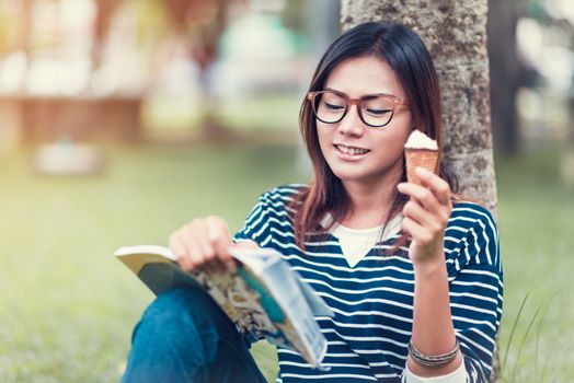 Asian women have enjoyed eating and reading,focus on face