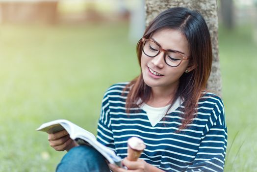 Asian women have enjoyed eating and reading,focus on face