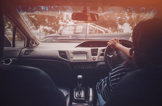 Photo Asian woman driving a car safely,focus on hand