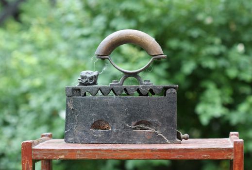 Old iron for which a coal was used for warming 