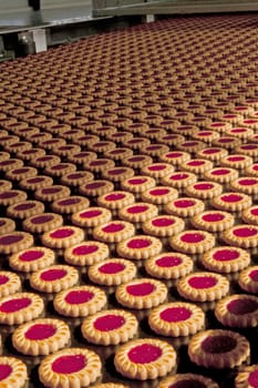 Production of cookies on conveyor