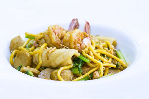 Paad laad na talay, Fride noodle on top with seafood and sauce.