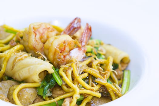 Paad laad na talay, Fride noodle on top with seafood and sauce.