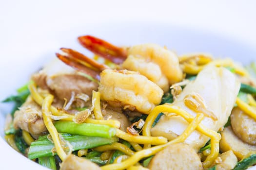 Paad laad na talay, Fride noodle on top with seafood and sauce.