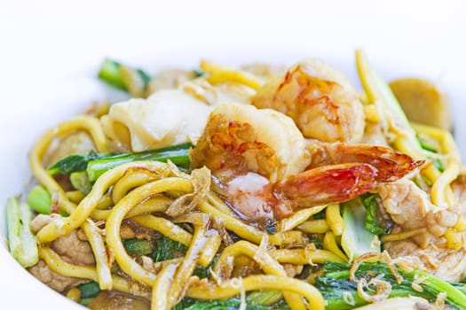 Paad laad na talay, Fride noodle on top with seafood and sauce.