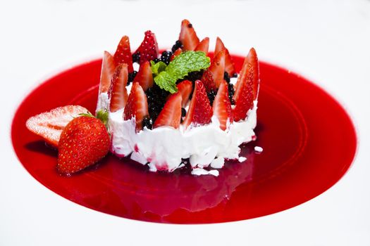 Sponge cake with strawberries and vanilla cream.