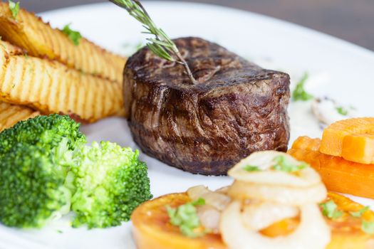 tenderloin steak mignon-grilled with vegetables