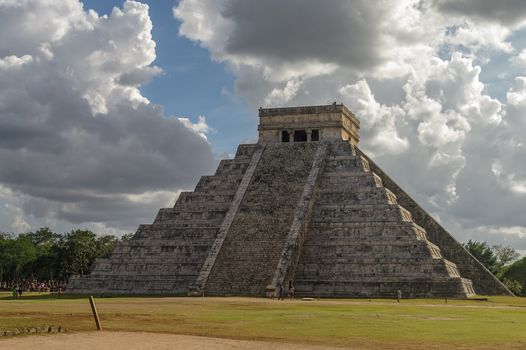 Mayan Pyramid of Kukulkan "El Castillo", Chichen Itza, Mexico.