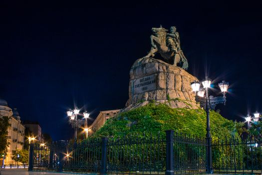 Night view to horseman monument to getman Bogdan Khmelnitskiy on Sofievskaya square in Kiev