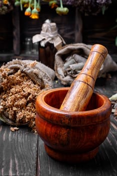 Mortar and harvest the dried herbs for health