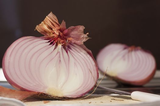 The onion has a substantial nutritional value, thanks to the presence of mineral salts and vitamins, especially vitamin C, but also contains many enzymes that aid digestion and stimulate the metabolism