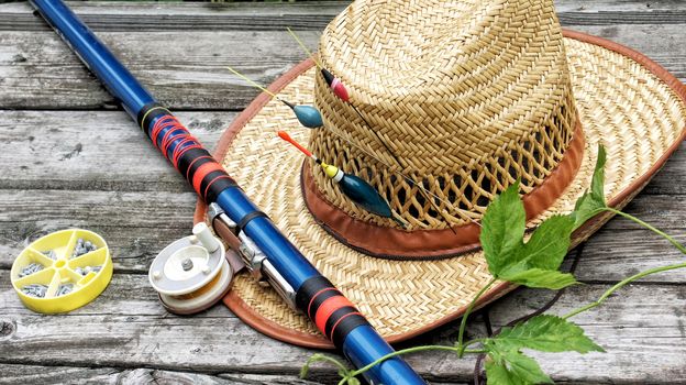 Straw Hat with rods on the boards