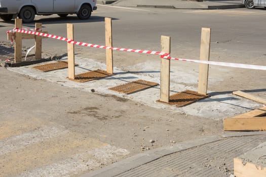Installing spillway gratings on the road