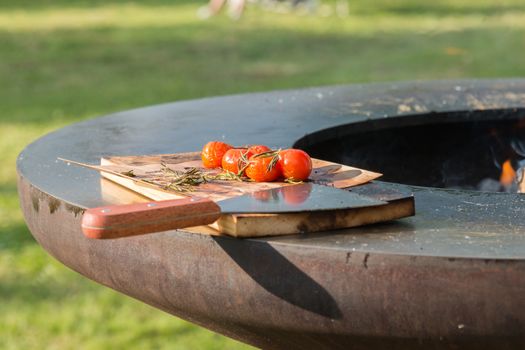 the tomatoes on the grill pan on the table