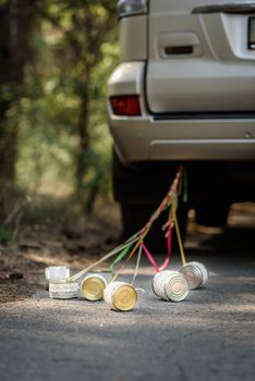 tin cans tied with ribbons for the wedding car