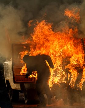 Tryukachi jump out of the burning car set on fire