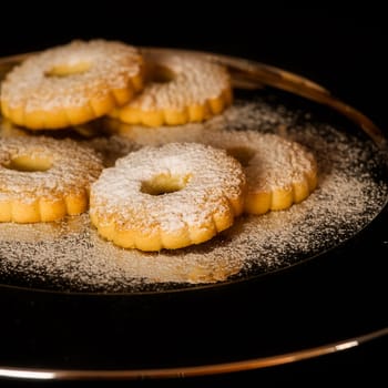 Five biscuits canestrelli with icing sugar above