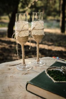 wedding glasses with twine are drawn on the stump