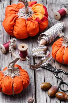Sewing decorative pumpkins from fabric for autumn decorations
