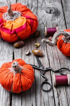 Sewing decorative pumpkins from fabric for autumn decorations