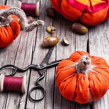 Sewing decorative pumpkins from fabric for autumn decorations