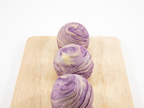 The Taiwanese violet crystal taro cake on the wooden plank.