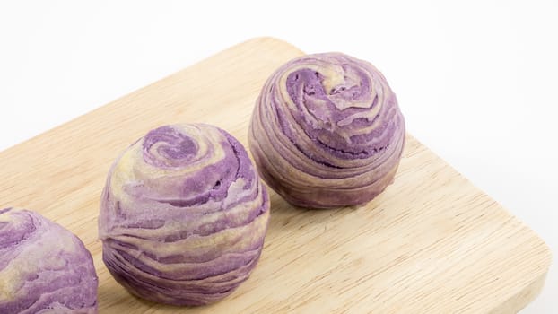 The Taiwanese violet crystal taro cake on the wooden plank.