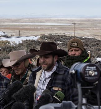 USA, Burns: Ammon Bundy speaks to the press as he and a group of armed militiamen continue their occupation of a federal building at the Malheur National Wildlife Refuge near Burns, Oregon on January 4, 2016. Members of the militia say their motives lie in the unfair treatment of Dwight and Steven Hammond, who have been sentenced to five years in prison for burning roughly 130 acres of land in 2001. Prosecutors have accused the Hammonds of burning the land in an attempt to cover up evidence of illegal deer poaching; protesters claim the government has no right to punish the Hammonds for the use of their land.