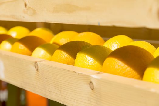 the fresh oranges in a wooden box