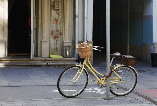 Lone bike with a basket on the street