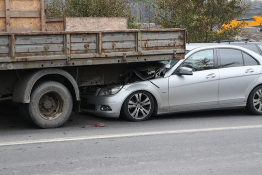 crash on the road due to insufficient distance between vehicles